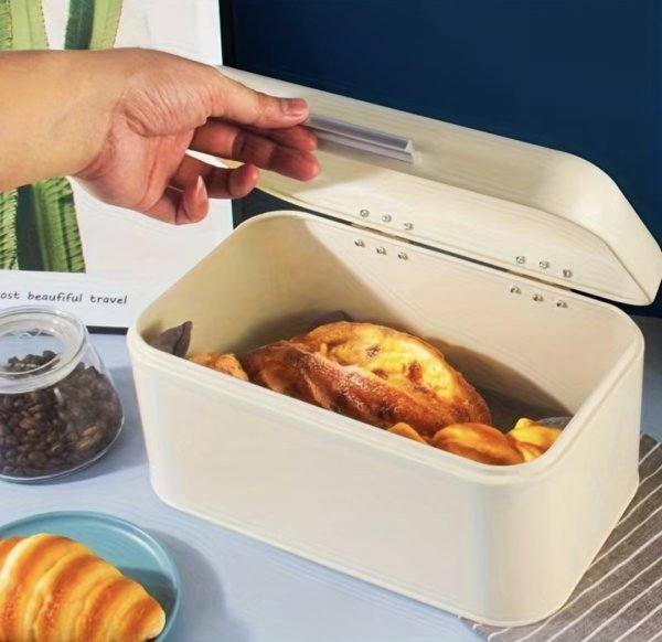 画像2: 赤いクッキー缶　ストック缶　お菓子缶　 (2)